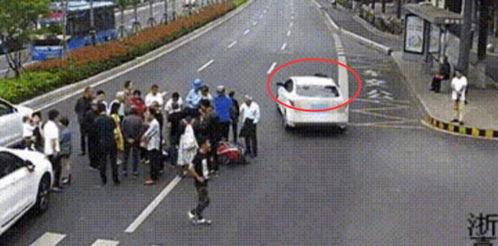 发生车祸吃瓜群众,吃瓜群众的围观瞬间